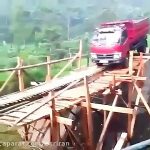 عبور ناموفق کامیون از پل چوبی